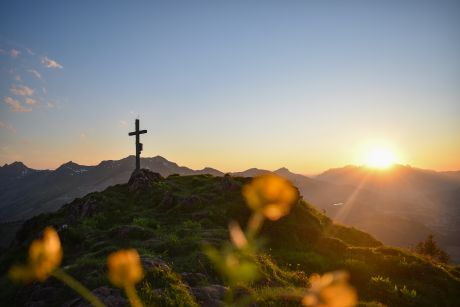 Gipfelkreuz bei sonnenuntergang im Pillerseetal