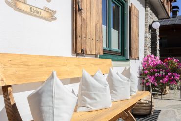 Sitzbank mit Polstern vorm Haus Elisabeth in Fieberbrunn